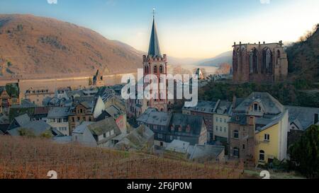 Una giornata invernale gelida a Bacharach am Rhein, in Renania-Palatinato, Germania. La vista dalla Torre postale è dominata dalla Chiesa evangelica di San Pietro. Foto Stock