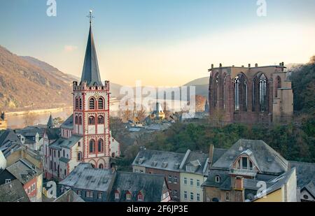 Una giornata invernale gelida a Bacharach am Rhein, in Renania-Palatinato, Germania. La vista dalla Torre postale è dominata dalla Chiesa evangelica di San Pietro. Foto Stock