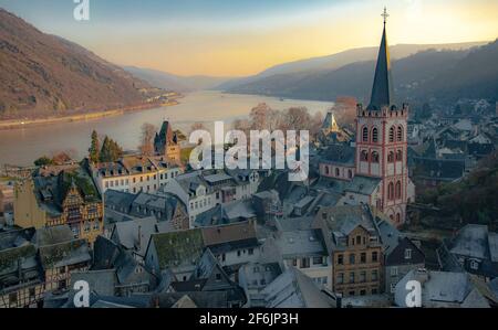 Una giornata invernale gelida a Bacharach am Rhein, in Renania-Palatinato, Germania. La vista dalla Torre postale è dominata dalla Chiesa evangelica di San Pietro. Foto Stock