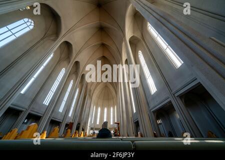 REYKJAVIK, ISLANDA - 02 Aprile 2019 tutte le colonne Finestre legno organo soffitto Hallgrimskirkja grande Chiesa luterana Reykjavik Islanda. La chiesa più grande Foto Stock