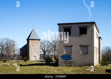 Il villaggio fantasma di Wollseifen, situato all'interno dell'area di addestramento militare di Vogelsang, il Parco Nazionale di Eifel, Germania. Il primo insediamento è stato evacuato a. Foto Stock