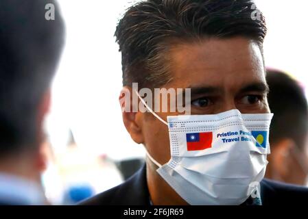 Il presidente del Palau Surangel Whipps Jr ha visto indossare una maschera con bandiera Palau-Taiwan. Taiwan e Palau avviano un programma di bolle di viaggio che esonera i visitatori a sottoporsi a quarantena. Il regime consente ai taiwanesi e ai palauani di viaggiare in ogni paese senza dover mettere in quarantena, ma sono vietati i raduni e le visite alle aree affollate, mentre l'autogestione è obbligatoria per 9 giorni all'arrivo nei loro paesi di origine. Prima di salire a bordo dell'aeromobile è inoltre richiesto un test COVID19. Foto Stock