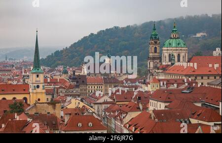 Una foto dei tetti di Malá Strana, in Praga. Foto Stock