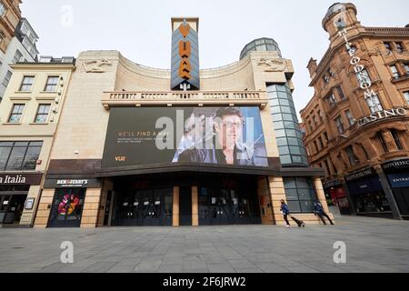 Londra, UK - 31 Mar 2021: Il cinema Vue in una piazza Leicester desserted offre un messaggio ottimistico mentre è costretto a chiudere durante la pandemia del coronavirus. Foto Stock