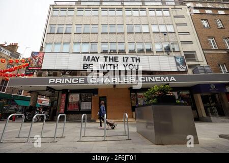 Londra, UK - 31 Mar 2021: Il cinema Prince Charles di Leicester Square offre un messaggio divertente durante la pandemia del coronavirus. I cinema al coperto saranno riaperti il 17 maggio in Inghilterra. Foto Stock