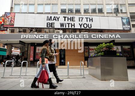 Londra, UK - 31 Mar 2021: Il cinema Prince Charles di Leicester Square offre un messaggio divertente durante la pandemia del coronavirus. I cinema al coperto saranno riaperti il 17 maggio in Inghilterra. Foto Stock