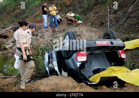 Eunapolis, bahia / brasile - 12 giugno 2008: Incidente stradale BR 101 lascia una persona morta nella città di Eunapolis. Foto Stock