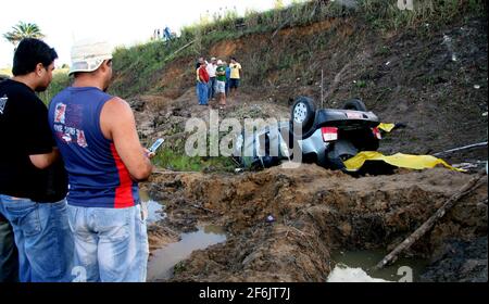 Eunapolis, bahia / brasile - 12 giugno 2008: Incidente stradale BR 101 lascia una persona morta nella città di Eunapolis. Foto Stock