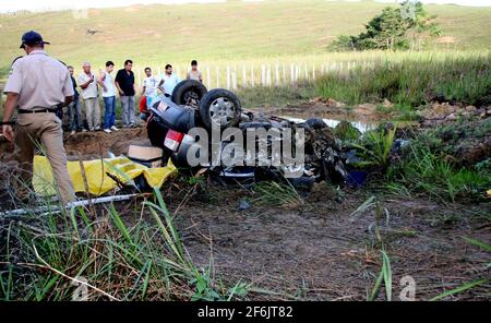 Eunapolis, bahia / brasile - 12 giugno 2008: Incidente stradale BR 101 lascia una persona morta nella città di Eunapolis. Foto Stock