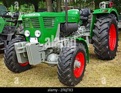 Itterbeck, bassa Sassonia, Germania - Giugno 19 2016 Salone dei trattori classici. Deutz verde D900G Foto Stock