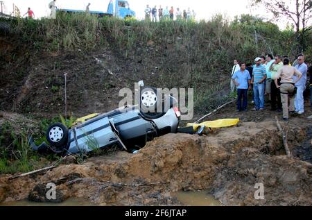 Eunapolis, bahia / brasile - 12 giugno 2008: Incidente stradale BR 101 lascia una persona morta nella città di Eunapolis. Foto Stock