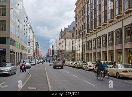 Friedrichstrasse, una strada commerciale nel centro di Berlino Mitte, Germania Foto Stock