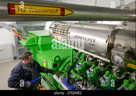 GERMANIA, Amburgo, un'unità di cogenerazione Megawatt per il riscaldamento e l'alimentazione con gas naturale o idrogeno verde, tubo H2 e generatore di motori a gas Jenbacher / DEUTSCHLAND, Amburgo, Hansewerk Natur, BHKW Blockheizkraftwerk 1 MW Klasse, das über Kraft-Wärme-Kopg suneine Siedlung mit Strom und Wärme versorgt, Energiequellen Erdgas oder Grüner Wasserstoff gewonnen aus erneuerbarer Energie, Wasserstoff Zuleitung fuer Jenbacher Gasmotor, der wahlweise grünen Wasserstoff oder Erdgas verbrennen kann Foto Stock