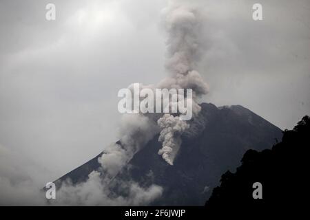 Yogyakarta. 1 aprile 2021. Foto scattata il 1 aprile 2021 mostra fumi e materiali vulcanici che si sprigionano dal Monte Merapi al villaggio di Turgo nel distretto di Sleman a Yogyakarta, Indonesia. Credit: Priyo Utomo/Xinhua/Alamy Live News Foto Stock