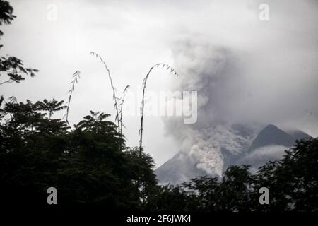 Yogyakarta. 1 aprile 2021. Foto scattata il 1 aprile 2021 mostra fumi e materiali vulcanici che si sprigionano dal Monte Merapi al villaggio di Turgo nel distretto di Sleman a Yogyakarta, Indonesia. Credit: Priyo Utomo/Xinhua/Alamy Live News Foto Stock