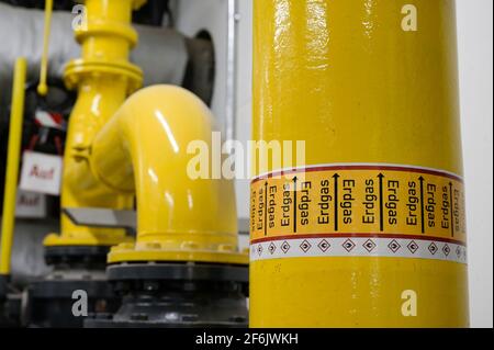 GERMANIA, Amburgo, unità di cogenerazione per il riscaldamento e l'alimentazione di gas naturale, tubo del gas con la parola stampata: Erdgas - gas naturale, la Germania dipende dalle importazioni di gas russo Foto Stock