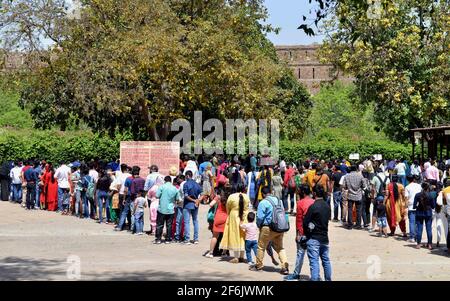 Nuova Delhi. 1 aprile 2021. La gente si trova in fila per acquistare i biglietti per entrare nel Parco Zoologico Nazionale dopo la riapertura al pubblico il 1 aprile 2021 dopo un gap di più di un anno a causa della pandemia di Covid-19 a Nuova Delhi, India. Credit: Parta Sarkar/Xinhua/Alamy Live News Foto Stock