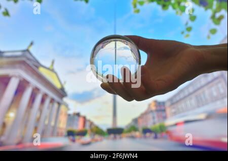 Una palla con lenti di vetro e il famoso punto di riferimento spire a Dublino, Irlanda Foto Stock