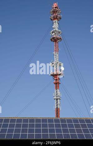 Germania, asta di trasmissione cellulare / DEUTSCHLAND, Garding, Sendemast fuer Mobilfunk, Vordergrund Solardach Foto Stock