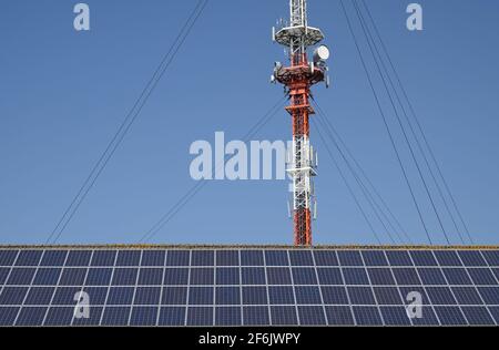 Germania, asta di trasmissione cellulare / DEUTSCHLAND, Garding, Sendemast fuer Mobilfunk, Vordergrund Solardach Foto Stock