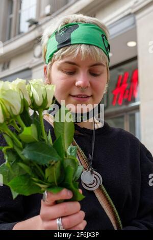 Londra, Regno Unito. 1° aprile 2021. I manifestanti della ribellione di estinzione fanno cadere il fiore davanti a H&M in memoria di JEYASRE KATHIRAVEL una donna indiana che è stata violentata e uccisa mentre lavorava in una fabbrica di indumenti esplosivi che produce abbigliamento per H&M. Credito: Joao Daniel Pereira Foto Stock