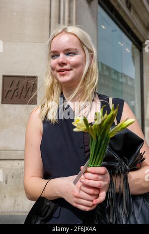 Londra, Regno Unito. 1° aprile 2021. I manifestanti della ribellione di estinzione fanno cadere il fiore davanti a H&M in memoria di JEYASRE KATHIRAVEL una donna indiana che è stata violentata e uccisa mentre lavorava in una fabbrica di indumenti esplosivi che produce abbigliamento per H&M. Credito: Joao Daniel Pereira Foto Stock