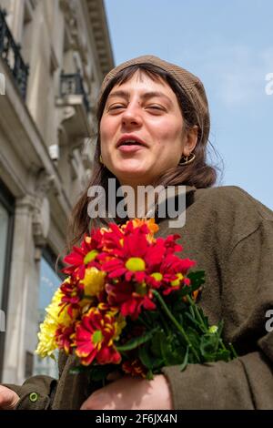 Londra, Regno Unito. 1° aprile 2021. I manifestanti della ribellione di estinzione fanno cadere il fiore davanti a H&M in memoria di JEYASRE KATHIRAVEL una donna indiana che è stata violentata e uccisa mentre lavorava in una fabbrica di indumenti esplosivi che produce abbigliamento per H&M. Credito: Joao Daniel Pereira Foto Stock