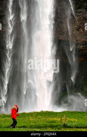 Seljalandsfoss è una cascata in Islanda. Seljalandsfoss si trova nella regione meridionale in Islanda, proprio sulla Route 1 e la strada che porta a Þórsmör Foto Stock