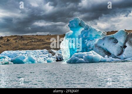 Jökulsárlón è un grande lago glaciale nella parte meridionale del Parco Nazionale di Vatnajökull, in Islanda. Foto Stock