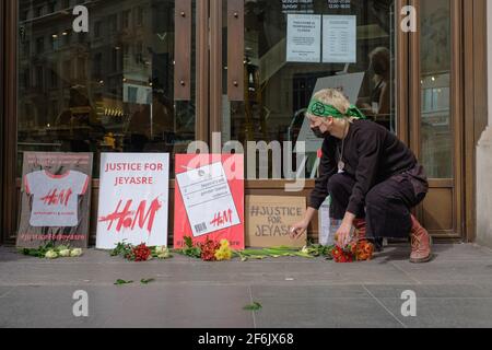 Londra, Regno Unito. 1° aprile 2021. I manifestanti della ribellione di estinzione fanno cadere il fiore davanti a H&M in memoria di JEYASRE KATHIRAVEL una donna indiana che è stata violentata e uccisa mentre lavorava in una fabbrica di indumenti esplosivi che produce abbigliamento per H&M. Credito: Joao Daniel Pereira Foto Stock