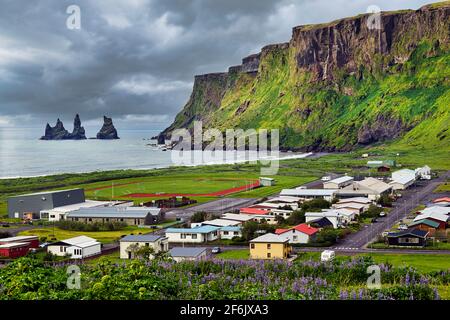 Reynisdrangar sono cataste di mare basalto situate sotto la montagna Reynisfjall vicino al villaggio Vík í Mýrdal nel sud dell'Islanda. Foto Stock