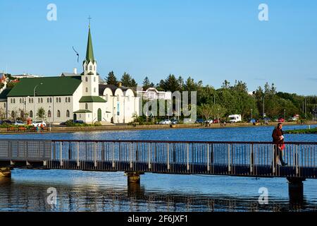 Frikirkjan Reykjavik Chiesa luterana sul lago Tjornin. Islanda Foto Stock