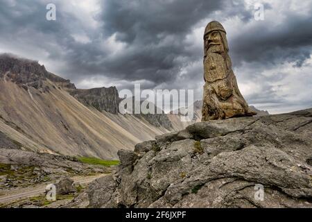 Sculture in legno presso il villaggio vichingo di Hornshöfn Islanda. Foto Stock