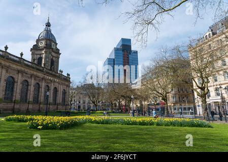 Cattedrale di St Philip e cortile di Colmore Row a Birmingham centro città Foto Stock