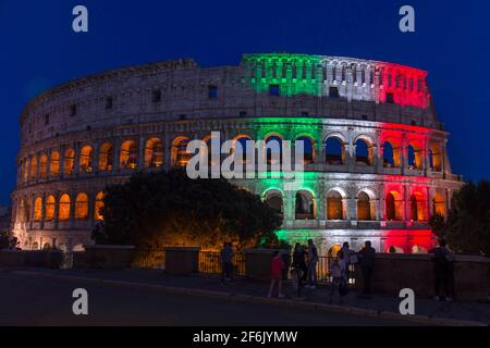 Italia, Roma, 01 giugno 2020 : il Colosseo è illuminato con i colori della bandiera italiana per celebrare la riapertura dopo quasi tre mesi di chiusura Foto Stock