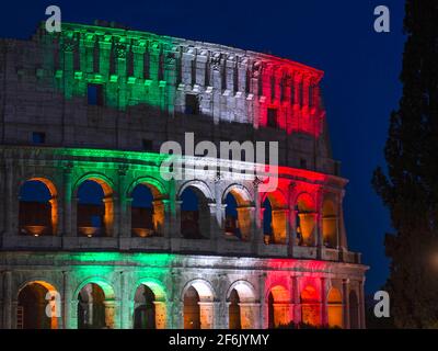 Italia, Roma, 01 giugno 2020 : il Colosseo è illuminato con i colori della bandiera italiana per celebrare la riapertura dopo quasi tre mesi di chiusura Foto Stock