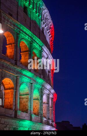 Italia, Roma, 01 giugno 2020 : il Colosseo è illuminato con i colori della bandiera italiana per celebrare la riapertura dopo quasi tre mesi di chiusura Foto Stock