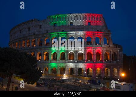 Italia, Roma, 01 giugno 2020 : il Colosseo è illuminato con i colori della bandiera italiana per celebrare la riapertura dopo quasi tre mesi di chiusura Foto Stock