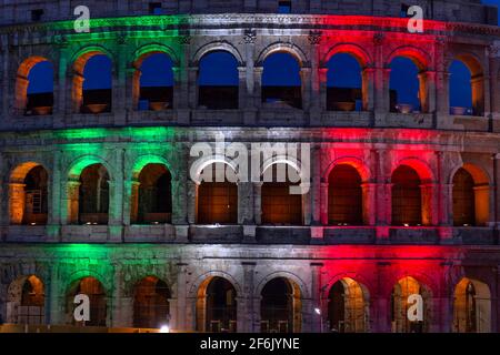 Italia, Roma, 01 giugno 2020 : il Colosseo è illuminato con i colori della bandiera italiana per celebrare la riapertura dopo quasi tre mesi di chiusura Foto Stock