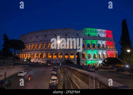 Italia, Roma, 01 giugno 2020 : il Colosseo è illuminato con i colori della bandiera italiana per celebrare la riapertura dopo quasi tre mesi di chiusura Foto Stock