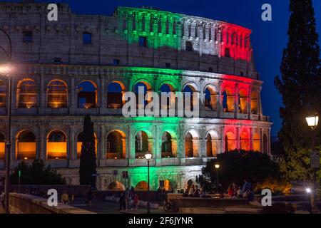 Italia, Roma, 01 giugno 2020 : il Colosseo è illuminato con i colori della bandiera italiana per celebrare la riapertura dopo quasi tre mesi di chiusura Foto Stock