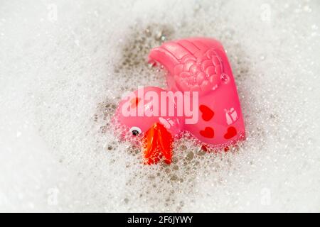Rubber Duck nel bagno di bolle Foto Stock