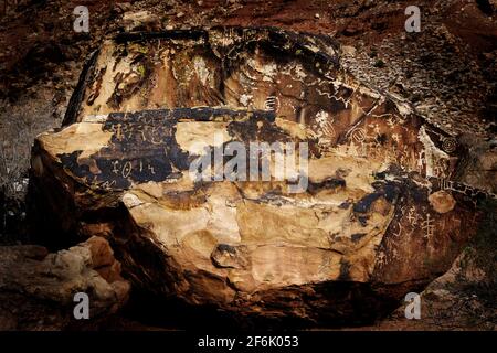 Disegni di petroglifi su rocce dagli indiani d'America nativi Foto Stock