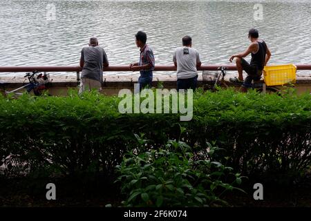 Un gruppo di uomini che sono amici a pescare e ad aspettare Lungo un fiume nella città uno Shatin Hong Kong Foto Stock