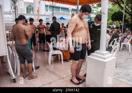 Bangkok, Thailandia. 01 Aprile 2021. Gli uomini thailandesi si allineano per avere il loro peso misurato da un personale dell'esercito durante una coscrizione militare a Wat Thong. Le forze armate tailandesi reali hanno lanciato la loro annuale giornata di coscrizione militare, a partire dal 1 aprile 2021 al 20 aprile 2021, alla ricerca di uomini sani di età da 21 anni in su da tutto il paese, volontariamente e disegnando una lotteria. (Foto di Peerapon Boonyakiat/SOPA Image/Sipa USA) Credit: Sipa USA/Alamy Live News Foto Stock