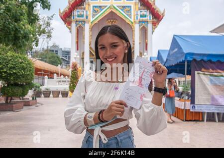 Bangkok, Thailandia. 01 Aprile 2021. Un transgender thailandese che mostra un avviso di coscrizione durante la coscrizione militare a Wat Thong. Le forze armate tailandesi reali hanno lanciato la loro annuale giornata di coscrizione militare, a partire dal 1 aprile 2021 al 20 aprile 2021, alla ricerca di uomini sani di età da 21 anni in su da tutto il paese, volontariamente e disegnando una lotteria. (Foto di Peerapon Boonyakiat/SOPA Image/Sipa USA) Credit: Sipa USA/Alamy Live News Foto Stock