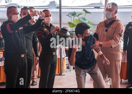 Bangkok, Thailandia. 01 Aprile 2021. Un uomo thailandese celebra dopo aver estratto una 'carta nera' da una lotteria per essere esentato dal servizio durante la coscrizione militare a Wat Thong. Le forze armate tailandesi reali hanno lanciato la loro annuale giornata di coscrizione militare, a partire dal 1 aprile 2021 al 20 aprile 2021, alla ricerca di uomini sani di età da 21 anni in su da tutto il paese, volontariamente e disegnando una lotteria. (Foto di Peerapon Boonyakiat/SOPA Image/Sipa USA) Credit: Sipa USA/Alamy Live News Foto Stock