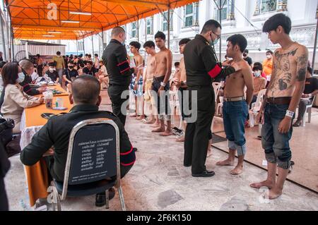 Bangkok, Thailandia. 01 Aprile 2021. Gli uomini thailandesi si allineano per gli esami fisici da un medico dell'esercito durante una coscrizione militare a Wat Thong. Le forze armate tailandesi reali hanno lanciato la loro annuale giornata di coscrizione militare, a partire dal 1 aprile 2021 al 20 aprile 2021, alla ricerca di uomini sani di età da 21 anni in su da tutto il paese, volontariamente e disegnando una lotteria. (Foto di Peerapon Boonyakiat/SOPA Image/Sipa USA) Credit: Sipa USA/Alamy Live News Foto Stock