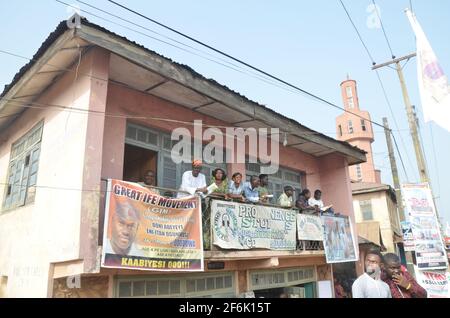 Un giovane che guarda il ritratto di Ooni di Ife, Oba Adeyeye Enitan Ogunwusi, Ojaja II, Ile-Ife, Osun state, Nigeria. Foto Stock