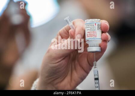 28 marzo 2021: Le siringhe sono preparate durante un evento di vaccinazione di massa COVID-19 tenuto dalla University of Texas Medical Branch (UTMB Health) al Brazosport College di Lake Jackson, Texas. Prentice C. James/CSM Foto Stock